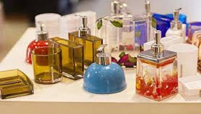 Флакон духов и цветы. Духи на красивом фоне. Парфюм италия бренды. Perfume is made. Perfume is made.