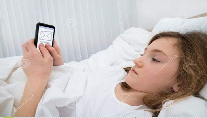 मोबाइल चलाना