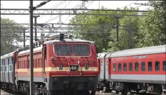 यात्रीगण कृपया ध्यान दें