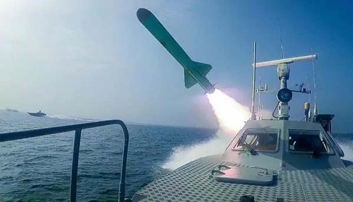 समुद्र में ईरान ने दागी मिसाइलें