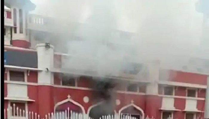 चारबाग रेलवे स्टेशन पर एटीएम में लगी आग ATM fire at Charbagh railway station
