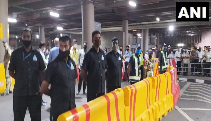 uproar among supporters and opponents at Mumbai airport