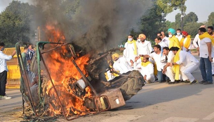 इंडिया गेट पर ट्रैक्टर जलाया
