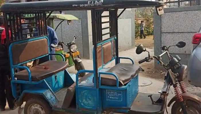 ई-रिक्शा से 12 वर्षीय एक बच्ची की मौत A 12-year-old girl dies from an e-rickshaw