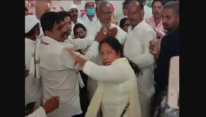 महिला कांग्रेस नेता की पिटाई beating of women Congress leader
