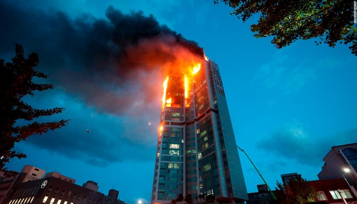 33 मंजिला इमारत में लगी आग