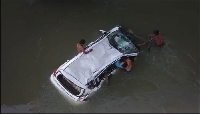 बस्ती में पुल की रेलिंग तोड़ नदी में गिरी कार Car falls in railing bridge in Basti