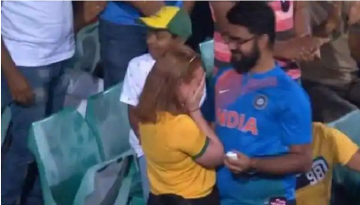 भारतीय फैन ने ऑस्ट्रेलियाई गर्लफ्रेंड को किया प्रपोज Indian fans propose to Australian girlfriends