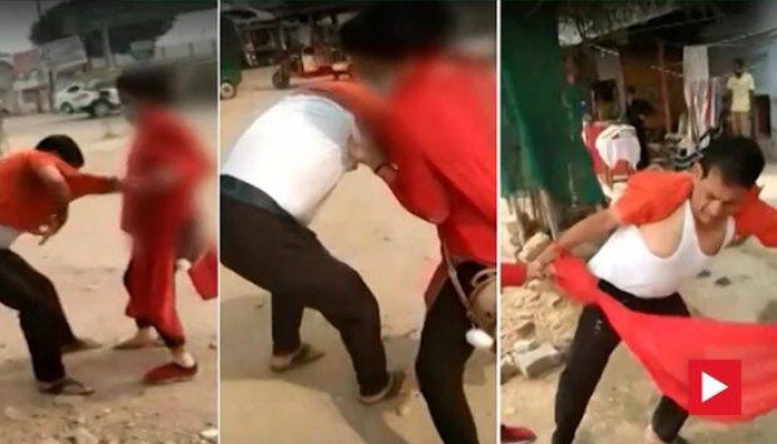 उरई कांग्रेस जिलाध्यक्ष को लड़कियों ने चप्पलों से पीटा Girls beaten up by Orai Congress District President with slippers