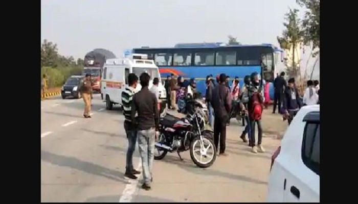 यमुना एक्सप्रेसवे पर खड़ी बस में घुसा कैंटर
