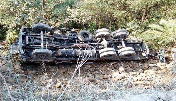 tractor trolley overturned