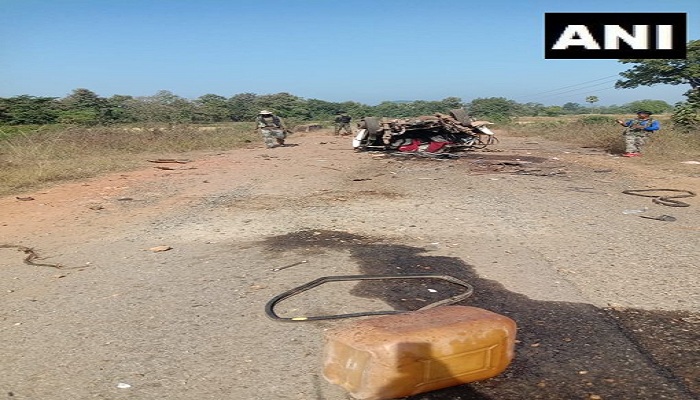 नक्सलियों ने एक वाहन को उड़ाया Naxalites blow up a vehicle
