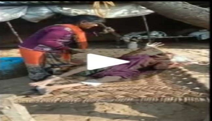 बेरहम बहू ने लाचार सास की झाड़ू से पीटा Merciless daughter-in-law beaten with helpless mother-in-law's broom
