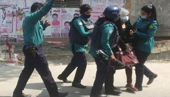 ढाका में पुलिस ने छात्रों पर भाजी लाठी