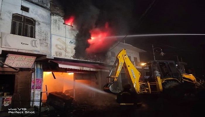 fire brokeout in auto parts shop