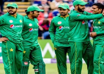 Pakistan's legendary players out of critical competition