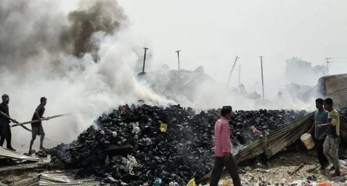 यूपी के ज़िले में आग लगने से सात दुकानें जलकर राख़, लाखों का हुआ नुकसान