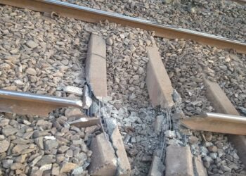 Naxalites blow up railway track