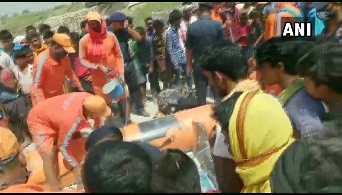 A vehicle full of passengers fell in the Ganges