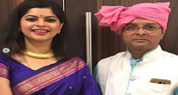 Actress Sneha Wagh's father dies