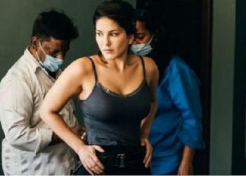 Pictures of Sunny Leone went viral from the set, people have asked where is the mask?