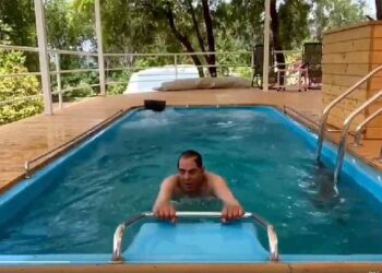 Dharmendra was seen working out in the swimming pool at the age of 85