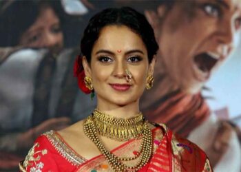 Kangana Ranaut paints her face to mold Indira Gandhi's character