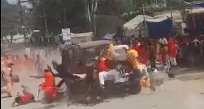 दुर्गा विसर्जन के लिए जा रहे लोगों को कार ने रौंदा