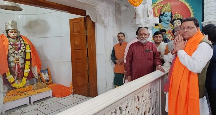 LUCKNOW, NOV 17 (UNI):- Uttarakhand Chief Minister Pushkar Singh Dhami offering prayers on at Hanuman Setu temple on his arrival in Lucknow on Wednesday. UNI PHOTO-111U