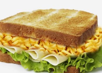 Cheesy Maggi Sandwiches