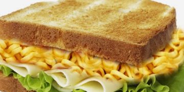 Cheesy Maggi Sandwiches