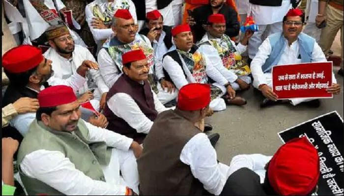 SP MLA sat on dharna with Shivpal Yadav