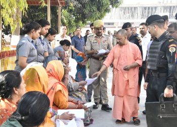 CM Yogi heard the problems in Janta Darshan