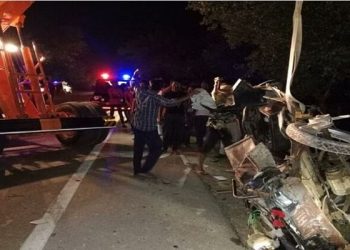 car and e-rickshaw collision