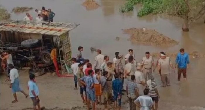 truck fell into the river