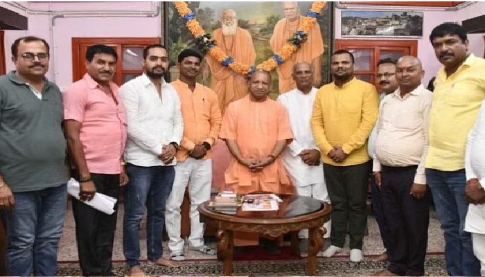 CM Yogi met the farmers