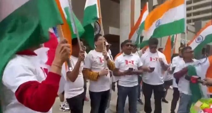 Indian community hoists tricolor in Toronto