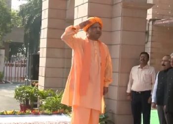 CM Yogi hoisted the flag in Lucknow