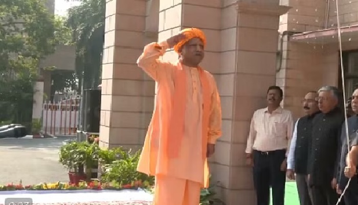 CM Yogi hoisted the flag in Lucknow