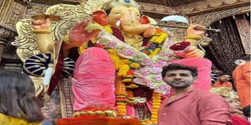 Kartik Aryan visits lalbaugcha Raja