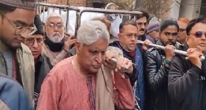 Javed Akhtar attends Munawwar Rana's funeral