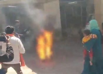 Youth sets himself on fire in SP office