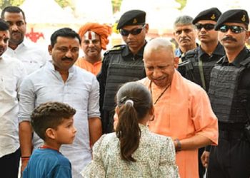 CM Yogi caressed the children in the temple