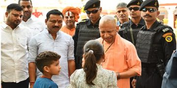 CM Yogi caressed the children in the temple