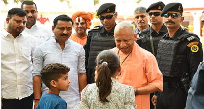 CM Yogi caressed the children in the temple