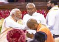 PM Modi patted CM Yogi on the back