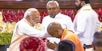 PM Modi patted CM Yogi on the back