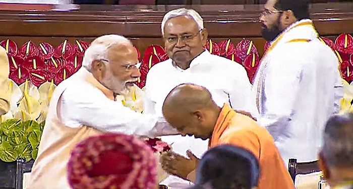 PM Modi patted CM Yogi on the back