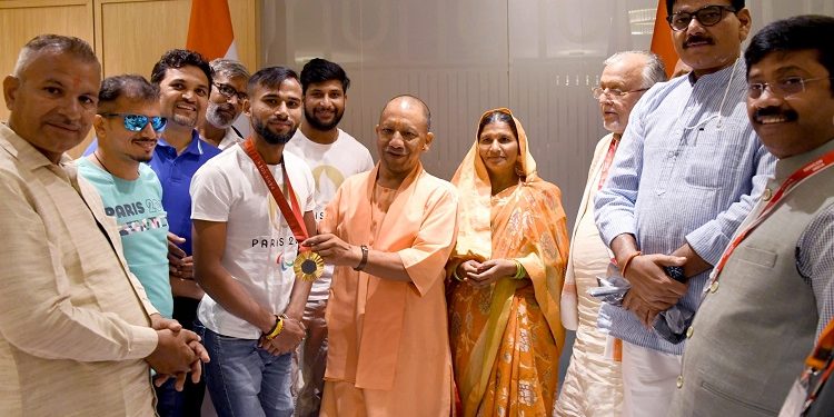 CM Yogi met Paris Paralympics gold medalist Praveen Kumar