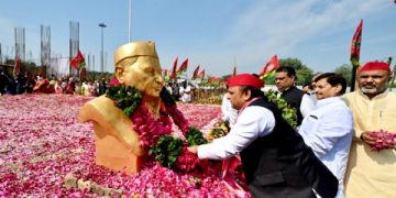 Akhilesh Yadav paid tribute to Mulayam Singh Yadav